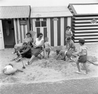  Spelen in het zand voor de badkabien van agence De Kimpe