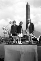 Expo58  Voor het paviljoen van de verenigde naties