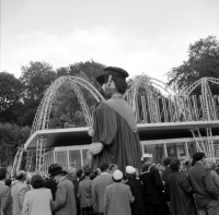 Expo58  Voor het Aluminium paviljoen