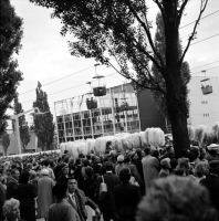 Expo58 Bruxelles Les gilles devant le pavillon du pétrole