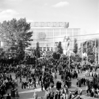 Expo58 Bruxelles Devant le pavillon de l'U.R.S.S.