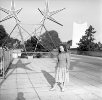 Expo58 Bruxelles Devant le pavillon du Vatican