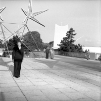 Expo58 Bruxelles Devant le pavillon du Vatican