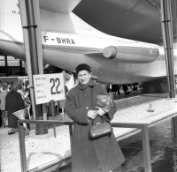 Expo58 Bruxelles Une Caravelle devant le pavillon des transports