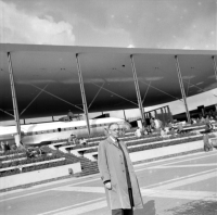 Expo58 Bruxelles Une Caravelle devant le pavillon des transports