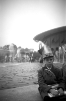 Expo58  Voor het paviljoen van de Verenigde Staten