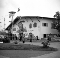 Expo58 Bruxelles La taverne Lowenbrau. Restaurant très popopulaire du parc d'attractions.