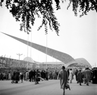 Expo58 Bruxelles Devant la flèche du génie civil