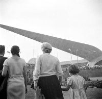 Expo58 Bruxelles Devant la flèche du génie civil