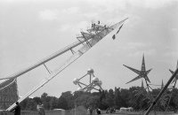 Expo58 Bruxelles De la passerelle vue sur Le mobile d'Alexander Calder