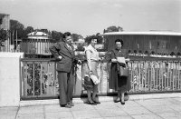 Expo58 Bruxelles Le pavillon américain et le pavillon d'Arabie Saoudite vu de la passerelle