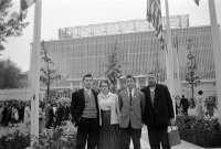 Expo58 Bruxelles Pose photo devant le pavillon d'urss