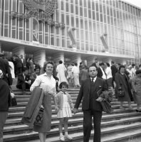 Expo58 Bruxelles A la sortie du pavillon de l'Urss