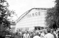 Expo58  Devant le pavillon Français