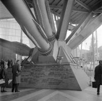 Expo58 Bruxelles Devant le plan des pricincipales divisions du pavillon Français