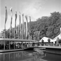 Expo58 Bruxelles Devant le pavillon Suisse