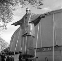 Expo58  Sculpture devant le cinéma de l'expo 58