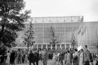 Expo58  Devant le pavillon de l'U.R.S.S.