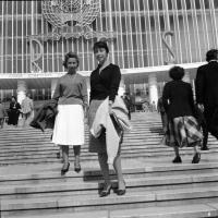 Expo58 Bruxelles Devant le pavillon de l'U.R.S.S.