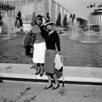 Expo58  Marie-Josée et son amie en visite à l'expo