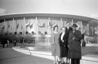 Expo58  Devant le pavillon des états unis