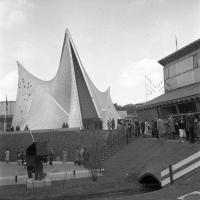Brussel&nbsp;Expo 58 – Philipspaviljoen ontworpen door Le Corbusier, rechts het gebouw van de Nederlandse landbouw.