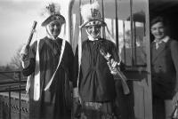  Deux jeunes binchois en costume de paysan