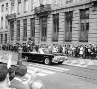  Le roi Baudouin et la reine Fabiola se rendent au défilé militaire place des pal