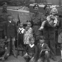 Bruxelles Soldats alliés entourés d’enfants bruxellois lors de la Libération de Bruxelles