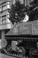 Bruxelles Enfants sur un char Sherman marqué « Bruxelles 3-9-44 » et « Off to Berlin » (En route pour Berlin)