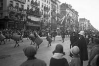 Boulevard Anspach L'ommegang devant la pharmacie Vergauwen au coin de la rue Bon-secours