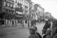 Boulevard Anspach L'ommegang devant la pharmacie Vergauwen au coin de la rue Bon-secours