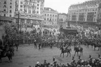 Place Rogier La  foule regarde les cavaliers défiler