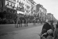 Boulevard Anspach L'ommegang devant la pharmacie Vergauwen au coin de la rue Bon-secours