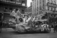 Bruxelles Un char défilant sur le boulevard Anspach