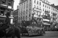 Bruxelles Char défilant sur le boulevard Anspach