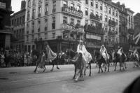  Cavalières orientales montant leurs chevaux en amazone