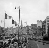 Bruxelles La foule attend les jeunes mariés devant la cathédrale sainte Gudule