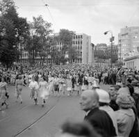  La  foule en liesse attend le passage des jeunes mariés