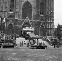 Bruxelles Paola et Albert sortent de la cathédrale. La Cadillac décapotable les attend