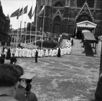 Bruxelles Les enfants de coeur pénètrent dans la cathédrale Saint Michel et Gudule