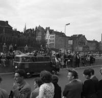 Bruxelles La foule attend le jeune couple princier