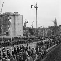  Les fusiliers marins forment une haie d'honneur devant la cathédrale