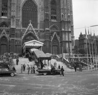 Bruxelles Sortie de la cathédrale. Paola monte à bord de la Cadillac