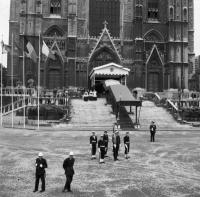  On attend le couple princier devant la cathédrale Sainte Gudule