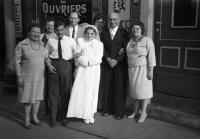  Photo de famille devant le café des ouvriers