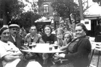De Panne&nbsp;Gezellig bijeenzijn van een familie op het schaduwrijke terras van een estaminet, vermoedelijk in de regio De Panne.