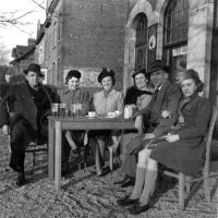 Baardegem Ontspanning op het terras van een café in Baardegem (Aalst), omstreeks 1940-1945. Baardegem Ontspanning op het terras van een café in Baardegem (Aalst), omstreeks 1940-1945.
