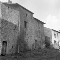 Chassepierre Arrière du château abritant le trou aux Fées