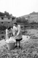 La Roche-en-Ardenne Deux femmes lavent leur linge dans l'Ourthe - A l'arrière plan Hôtel de Liège